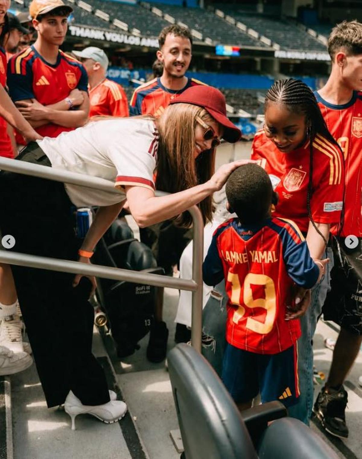 Keyne y Penélope Cruz juntos en un estadio de futbol.