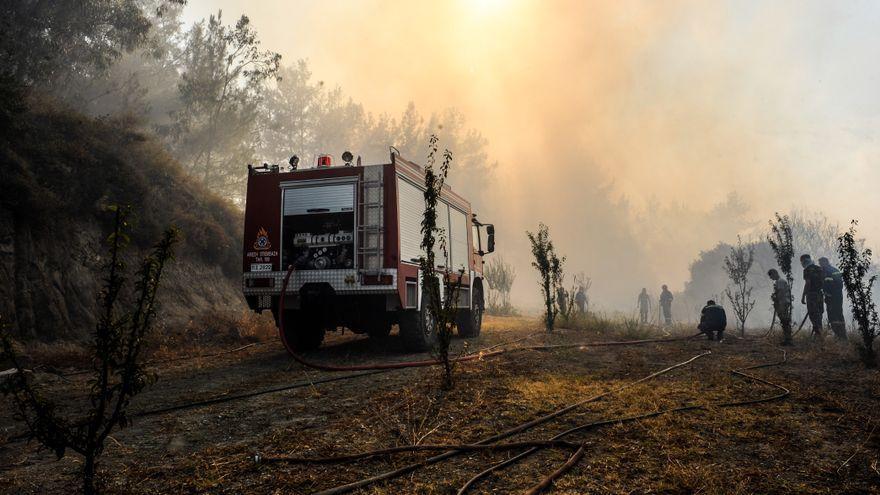 Los bomberos logran controlar un incendio en Grecia.