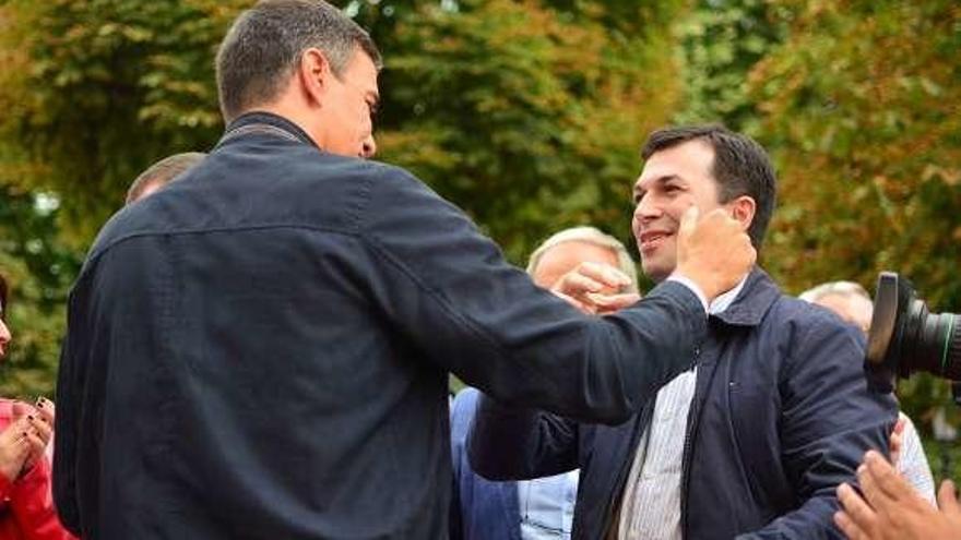 Pedro Sánchez saluda, ayer, a Gonzalo Caballero en Oviedo. // FdV