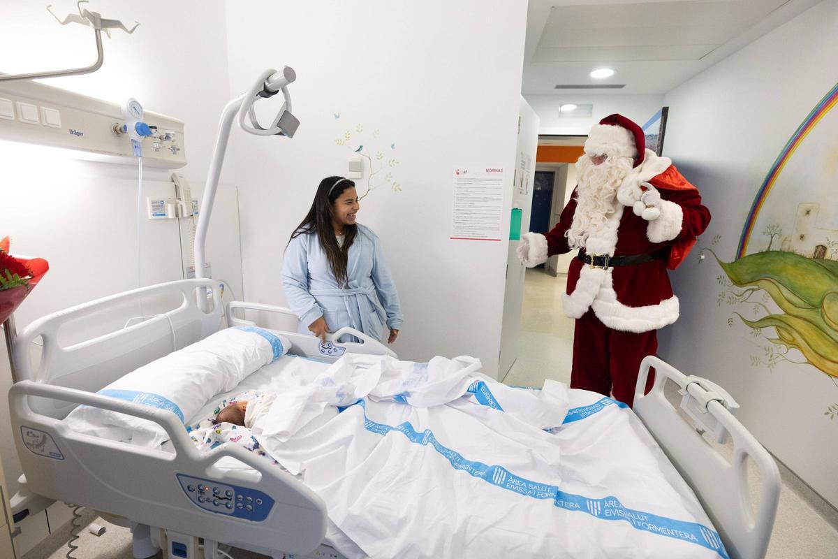 Todas las imágenes de la visita de Papá Noel al hospital Can Misses