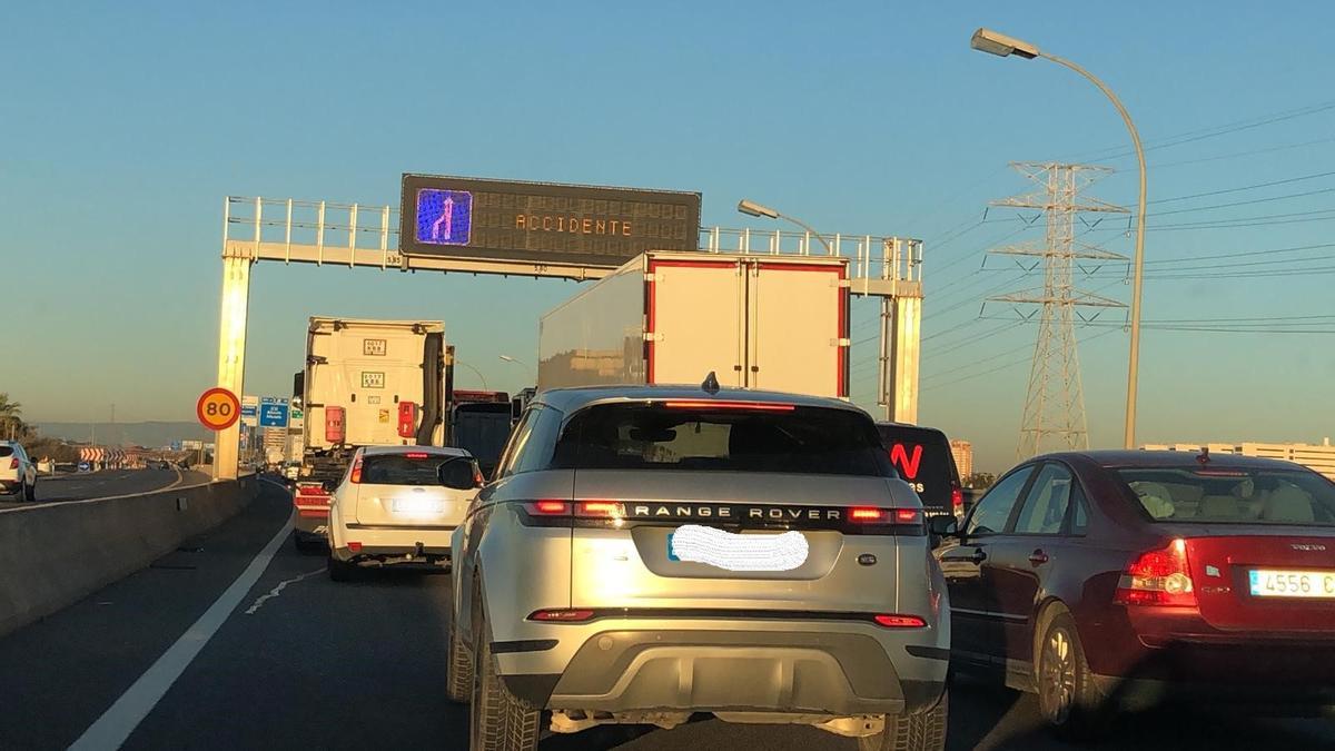 Retenciones hoy por el accidente en la V-30, a la altura de València.