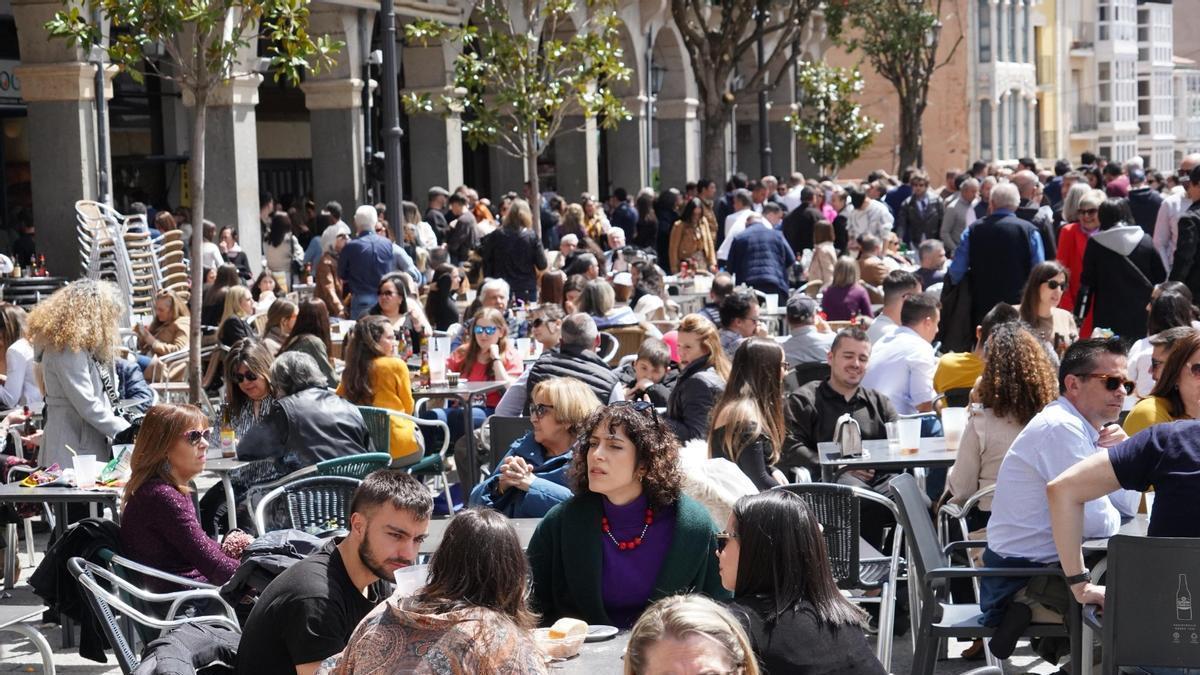 Gente en las terrazas de la Plaza Mayor de Zamora durante la pasada Semana Santa.