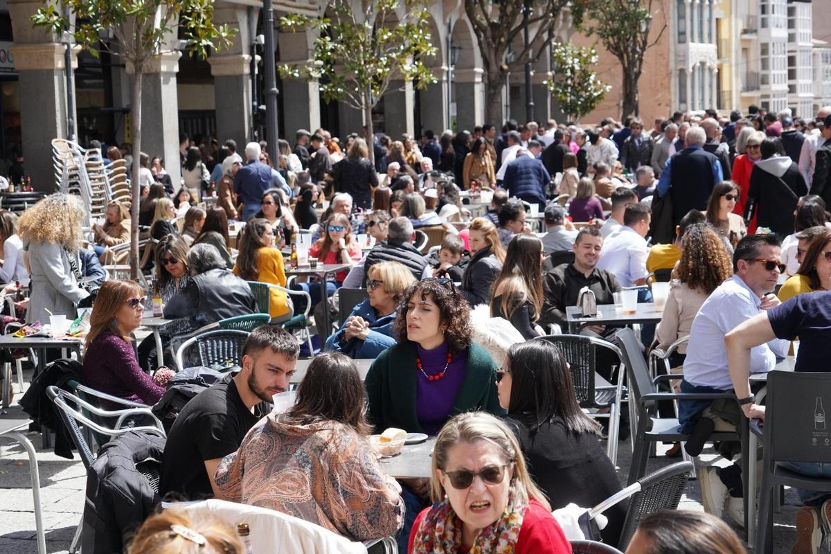 Gente en las terrazas de la Plaza Mayor de Zamora.