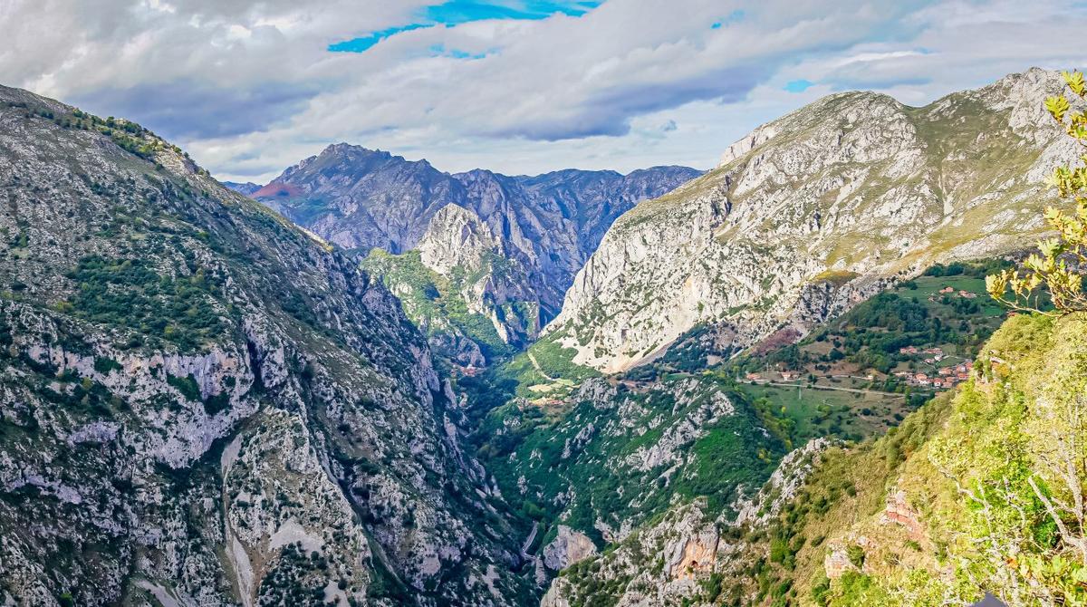 El Desfiladero Del Norte De Espa a Que Parece Una Cicatriz Gigante En el-desfiladero-del-norte-de-espa-a-que-parece-una-cicatriz-gigante-en