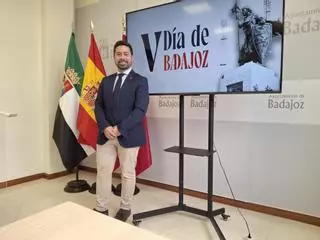 Badajoz conmemora su V Día con la inauguración de la estatua de Alfonso IX, conferencias históricas y un izado de bandera en la plaza Alta