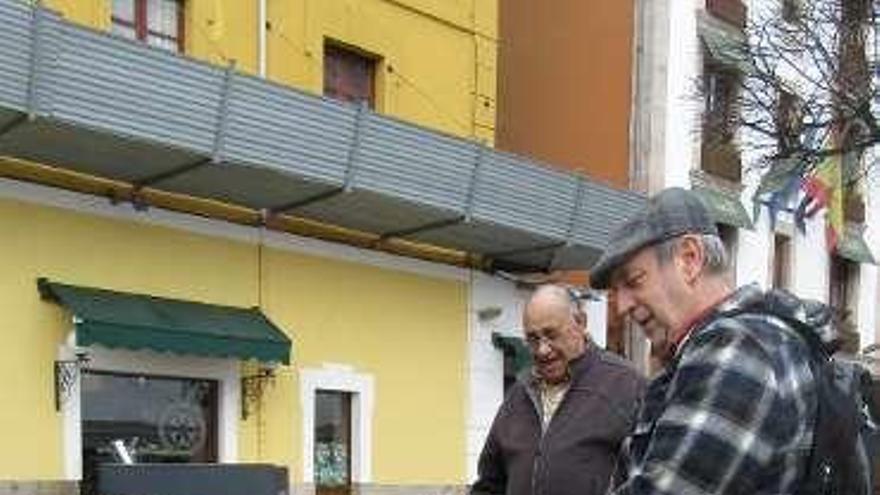 Ángel Lueje con su perra, ayer, estrenando la fuente para mascotas de Cangas de Onís