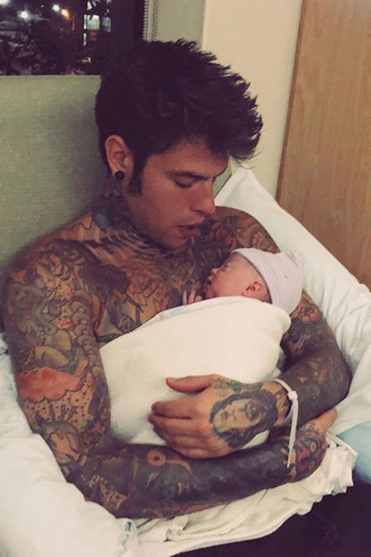 Fedez con el pequeño Leone en brazos