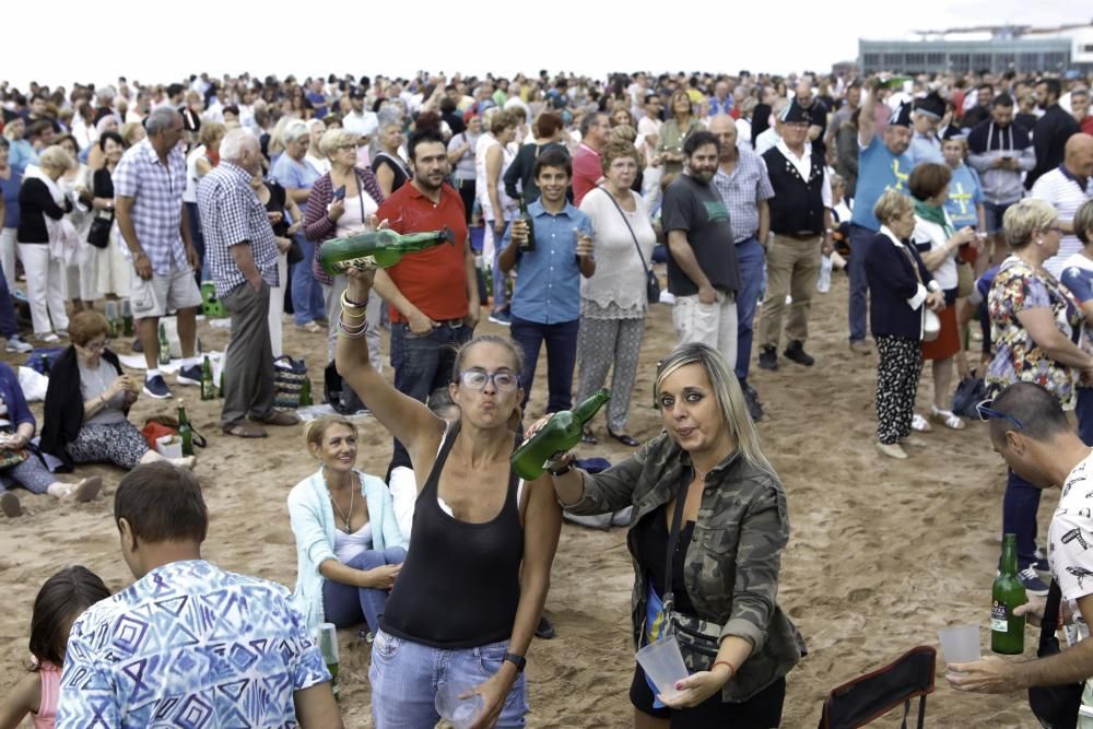 Gijón bate el récord de escanciado simultáneo de sidra