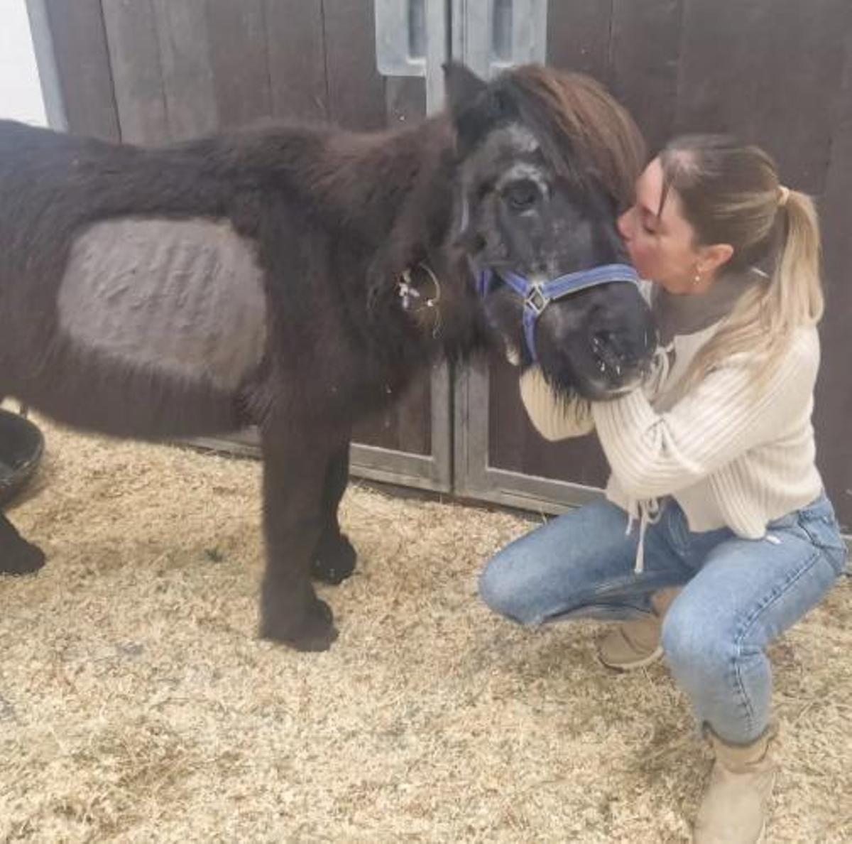 Ángela, junto al poni rescatado.