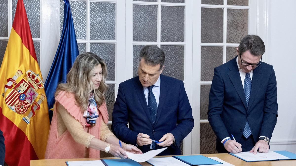 Vaquero y Bellido, este lunes, durante la firma del protocolo.