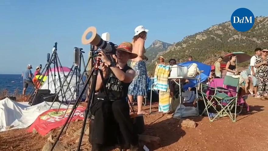 Gente preparada para el eclipse en el Port des Canonge