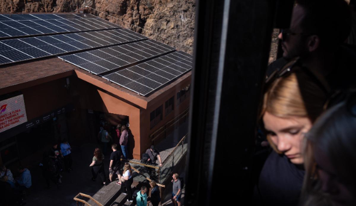 Placas fotovoltaicas en el teleférico del Teide.