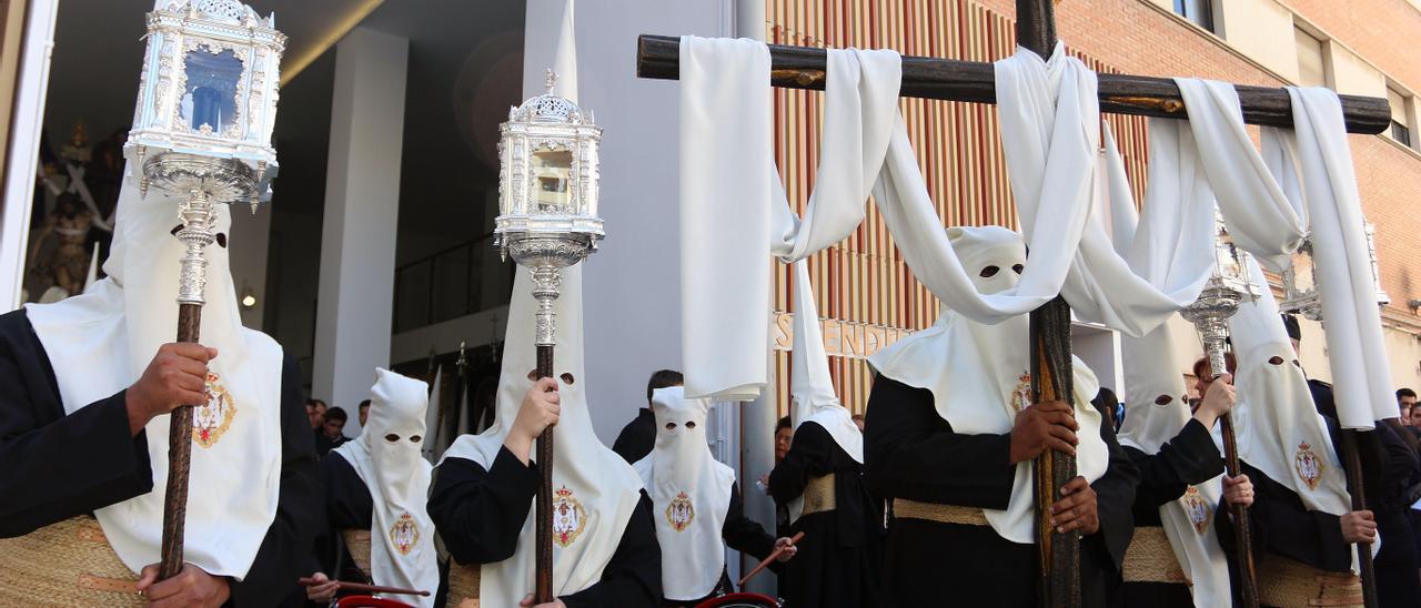 La cruz antecede el discurrir de todas las cofradías. Los cofrades son cristianos que la siguen. Cabeza de procesión del Descendimiento.