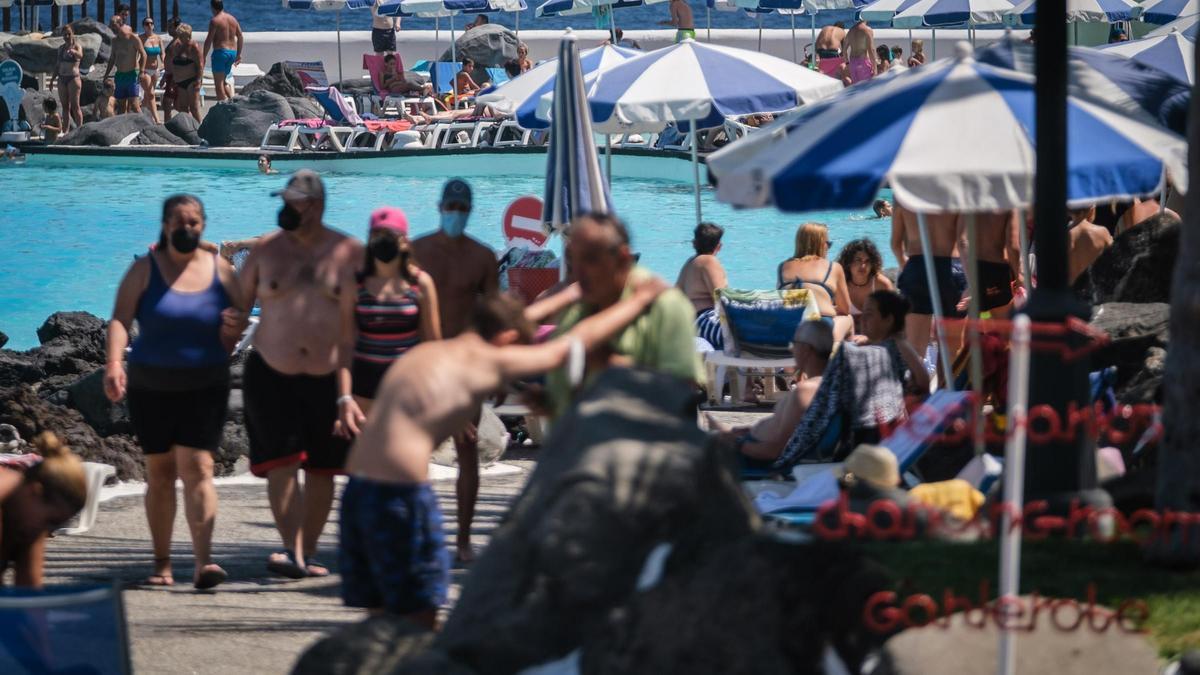 Turistas en el Lago Martiánez, en Puerto de la Cruz, en agosto de 2021