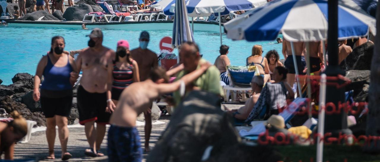 Turistas en el Lago Martiánez, en Puerto de la Cruz, en agosto de 2021