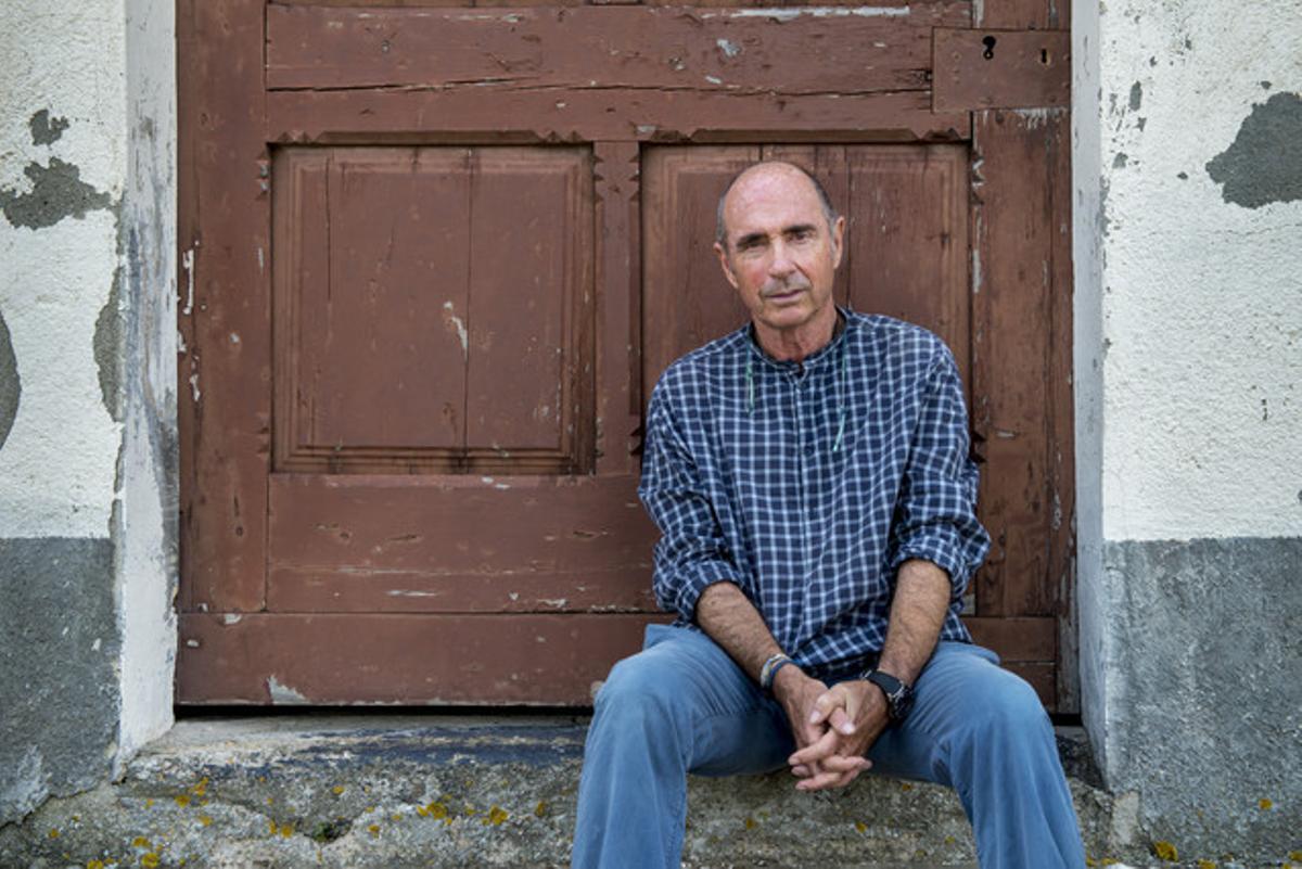 Lluís Llach en un dels carrers de Porrera.