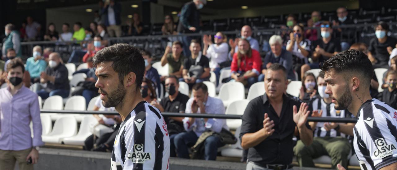 Sergi Escobar aplaude a sus jugadores a la salida del túnel de vestuarios de Castalia el pasado domingo.