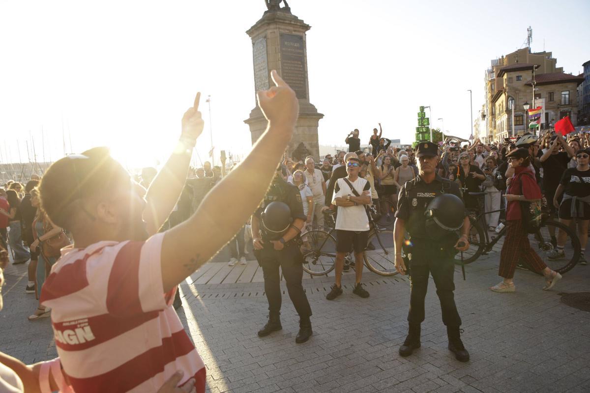 En imágenes: unas 200 personas en la contramanifestación de la plaza del Marqués en Gijón