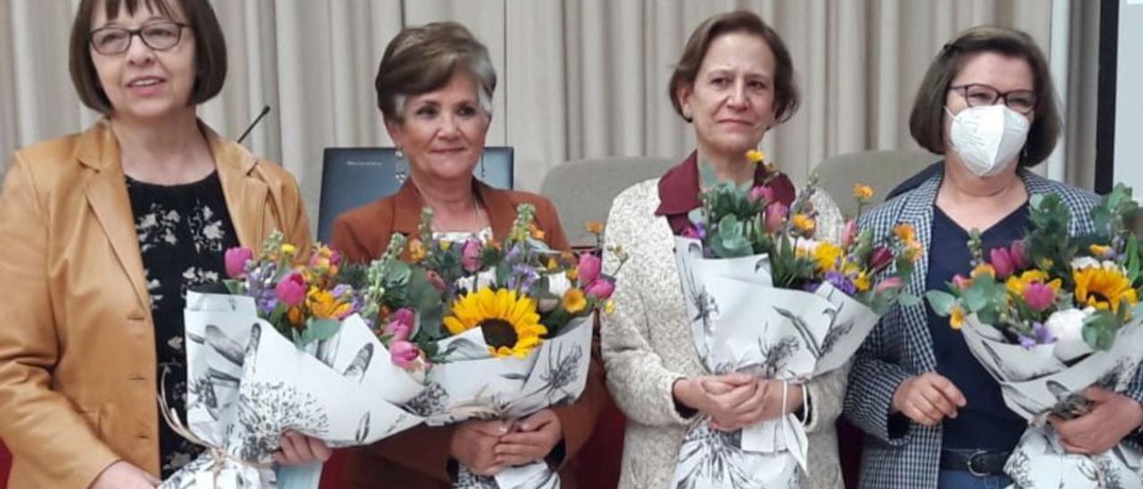 Por la izquierda, María Dolores Gutiérrez, Marta Elena Díaz, Pilar Arias y María José García, con los ramos de flores entregados por sus compañeros.