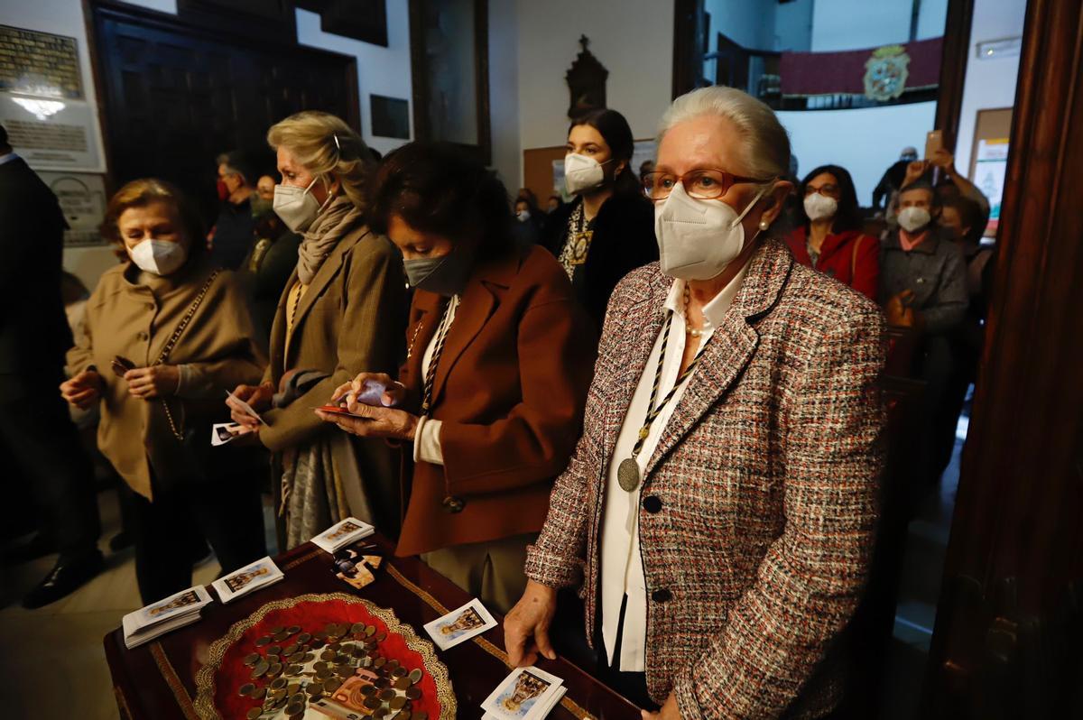 Numerosos fieles se han acercado este viernes a la plaza de Capuchinos.