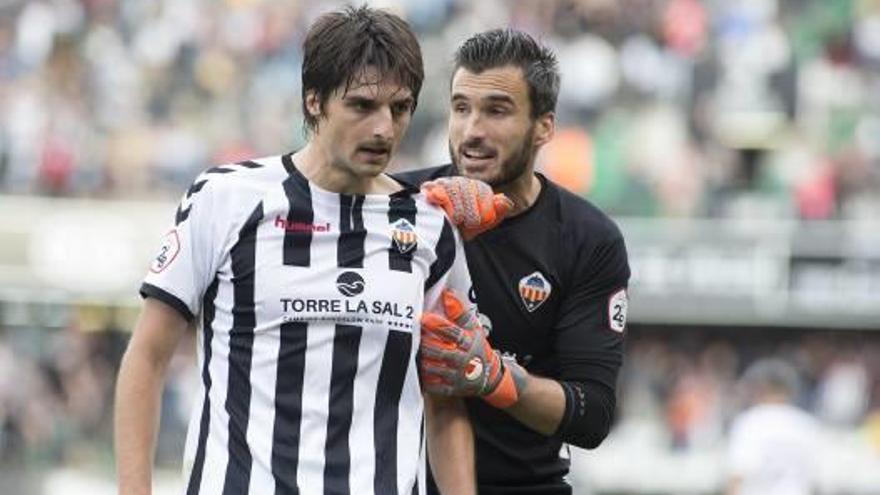Jairo Cárcaba, a la izquierda en la imagen, sólo ha anotado cuatro goles desde su llegada.