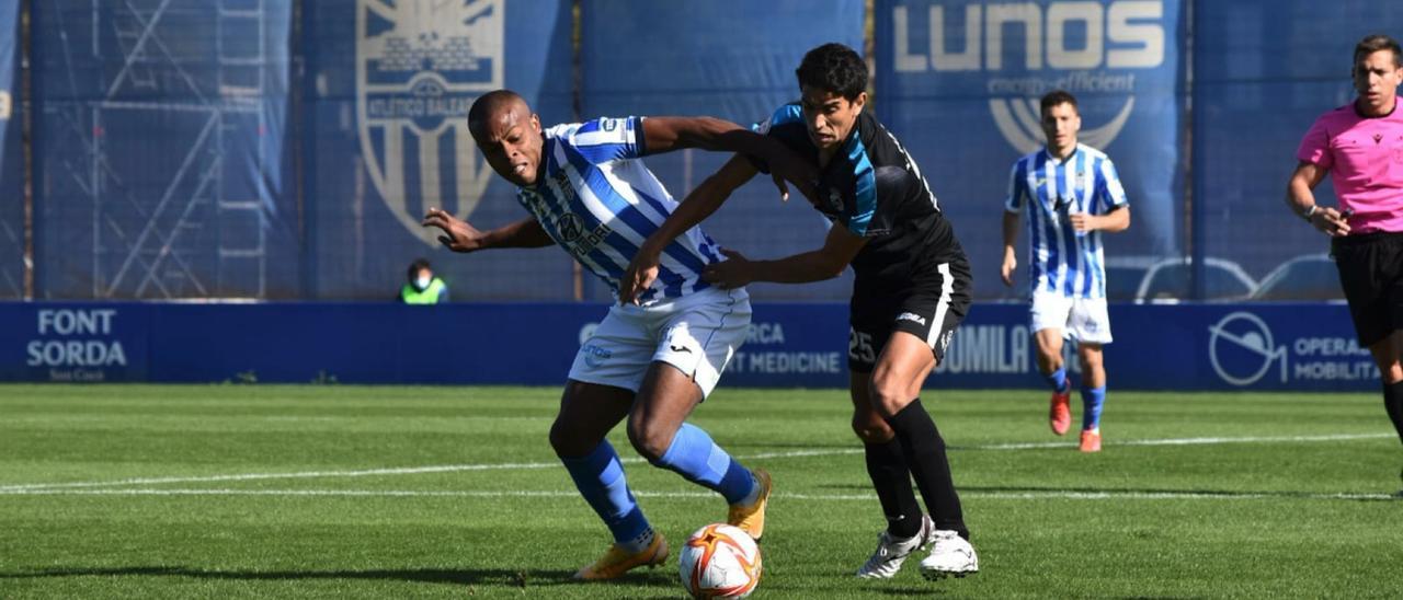 Vinicius Tanque pugna por el balón en un lance del encuentro disputado ante la Balona.