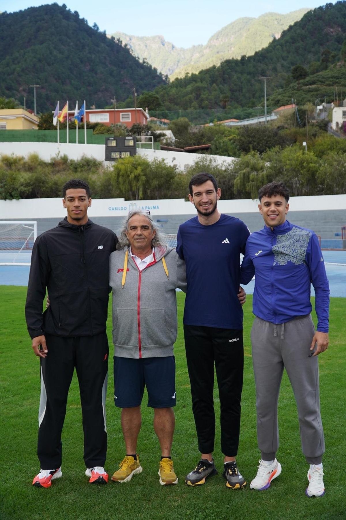 Técnico y atletas, en la concentración de La Palma