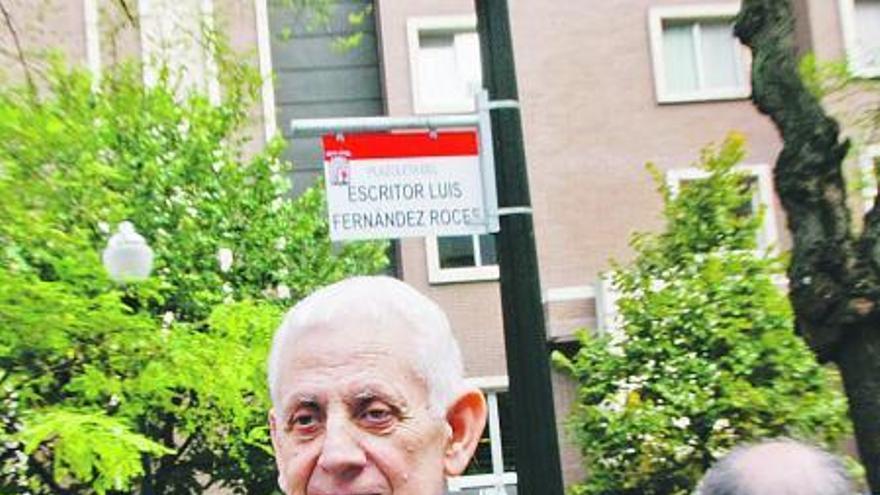 Luis Fernández Roces, ayer, en la plaza que lleva su nombre.