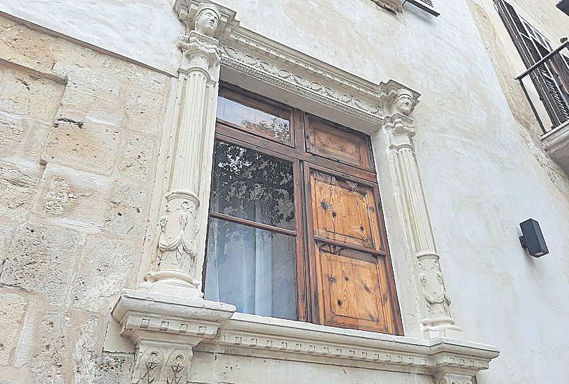 La fachada cuenta con dos bellas ventanas renacentistas.