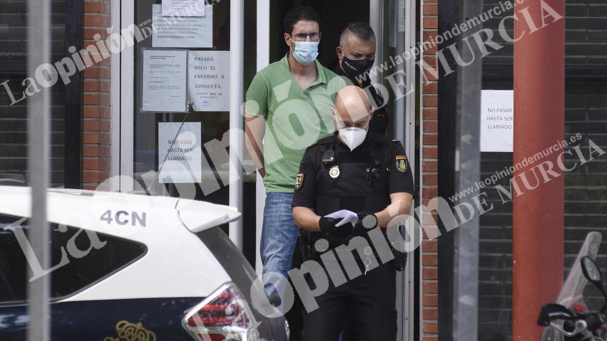 El presunto parricida, custodiado por dos agentes de la Policía Nacional, ayer en Murcia.