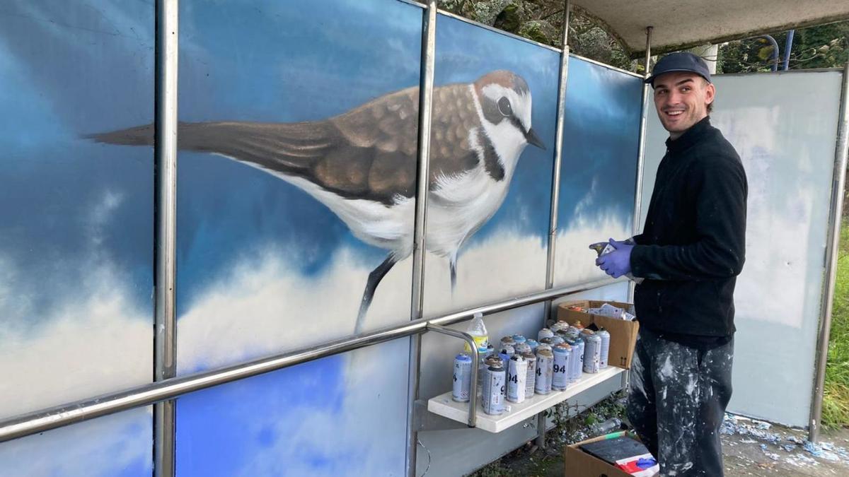 El grafitero vigués Beis decora una marquesina en Nigrán.