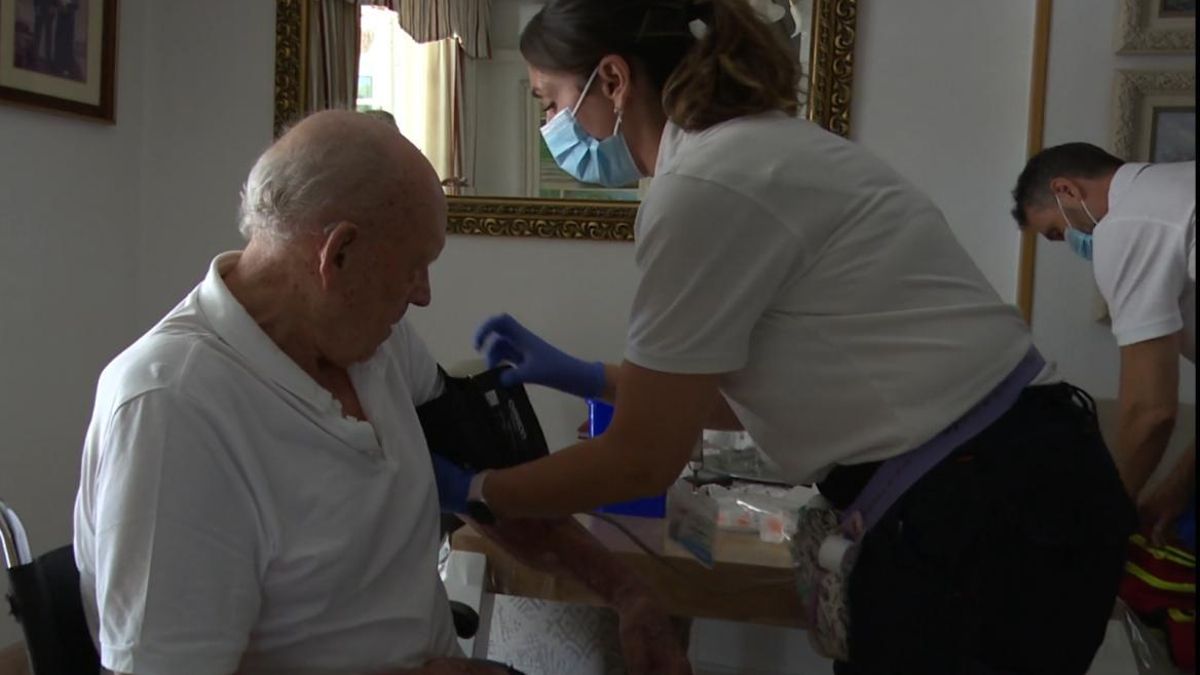 Médicos acuden a un domicilio en el programa de tratamientos oncológicos.