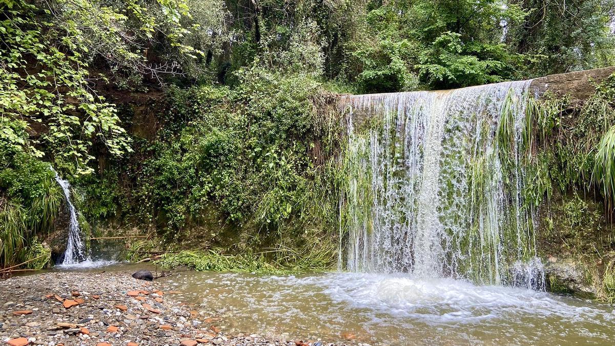 El salto de agua de Molins de Rei, cerca de Can Planes, tras las lluvias.