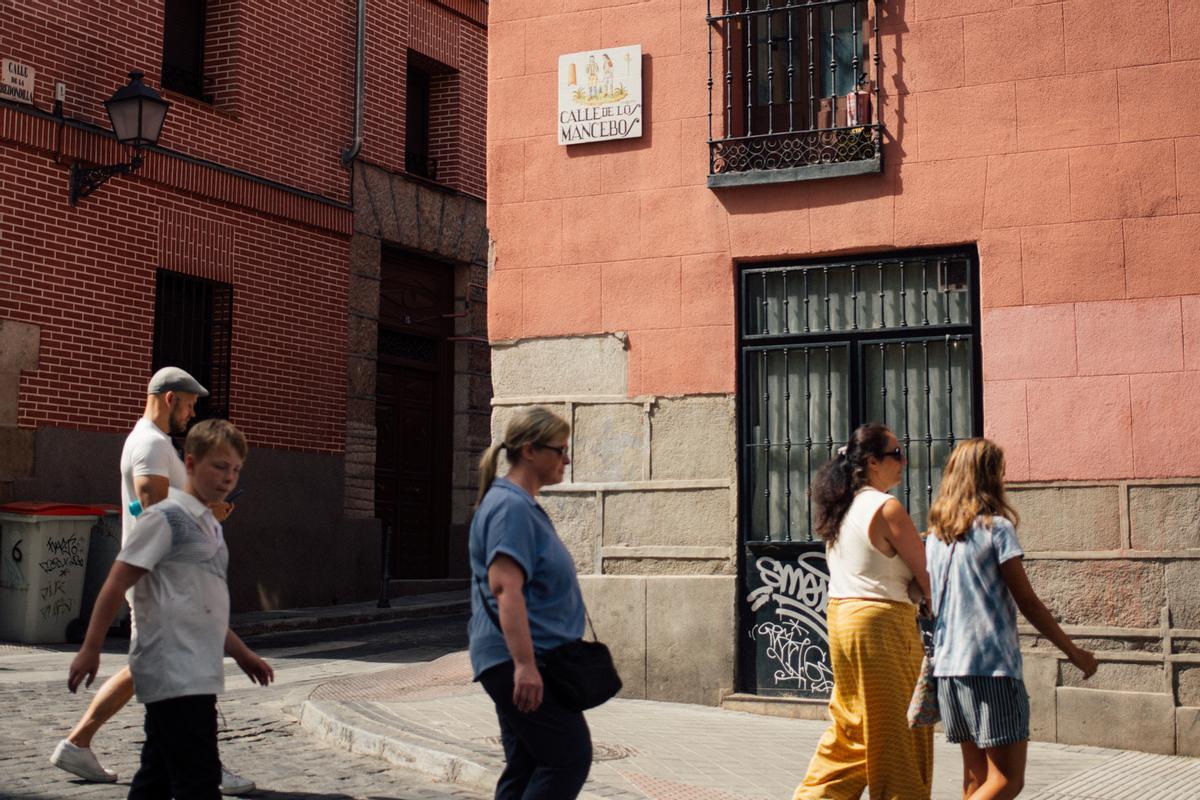 Un grupo de viandantes recorre la calle de los Mancebos, en Madrid. 