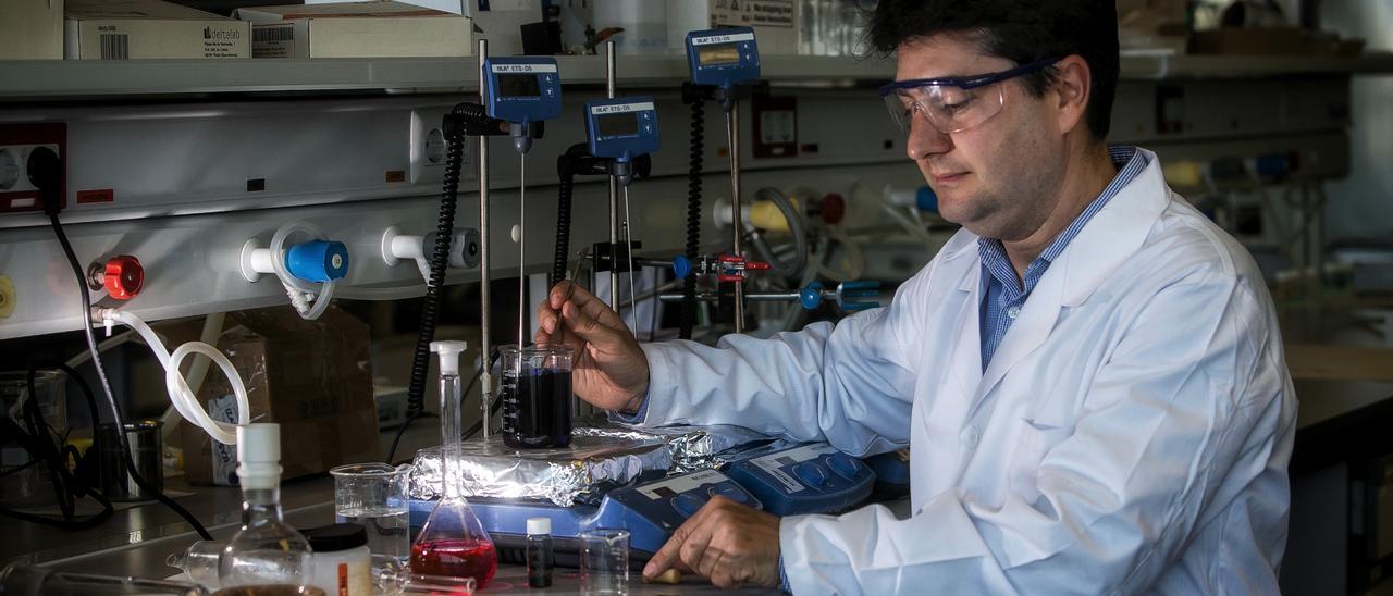 Javier García en el laboratorio que dirige en la UA