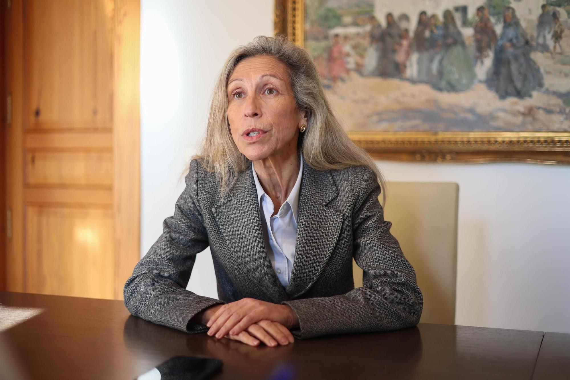 Carmen Ferrer en una mesa de su despacho, en el Ayuntamiento de Santa Eulària.