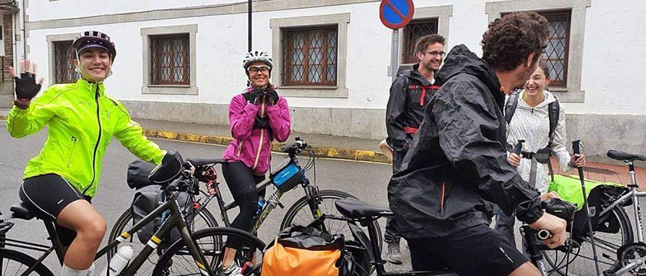 Peregrinos saliendo ayer por la mañana del albergue veigueño.