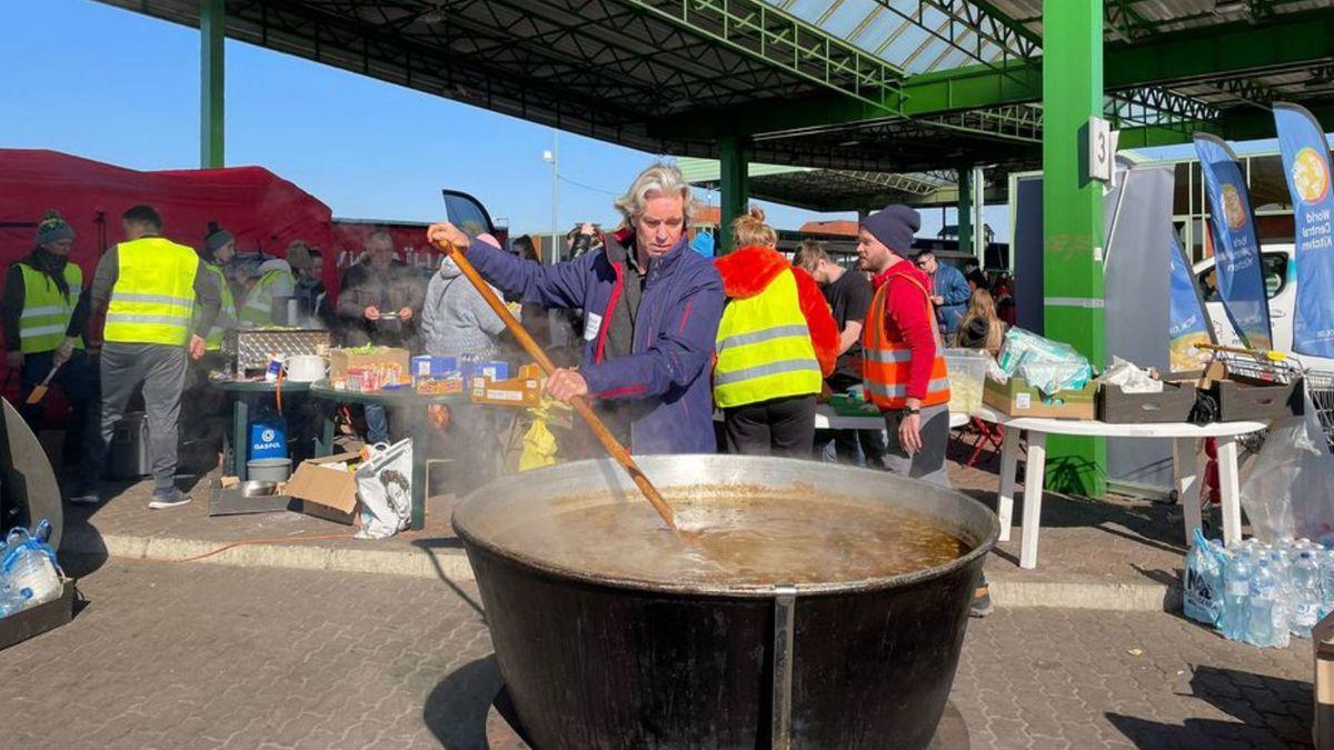 Alejo de Pallejá revuelve un guiso en una enorme olla. | A. R.