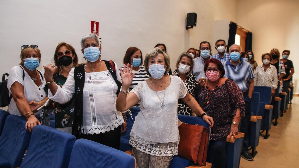 Un grupo de alumnos y alumnas de la Universidad de Mayores antes de comenzar el acto de ayer en Cáceres.