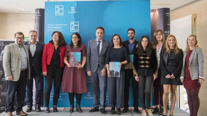 Foto de familia de todos los galardonados junto a miembros de la corporación municipal.