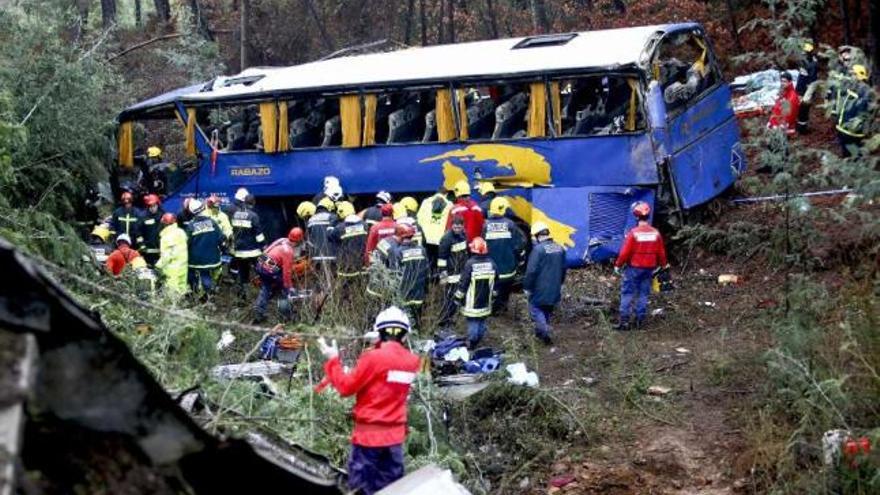 Bomberos y servicios de emergencia, en el autobús siniestrado en Serta.  // Paulo Novais