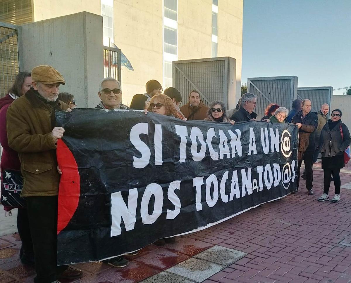 La pancarta que han desplegado hoy los colectivos en apoyo de los vecinos acusados por la Policía