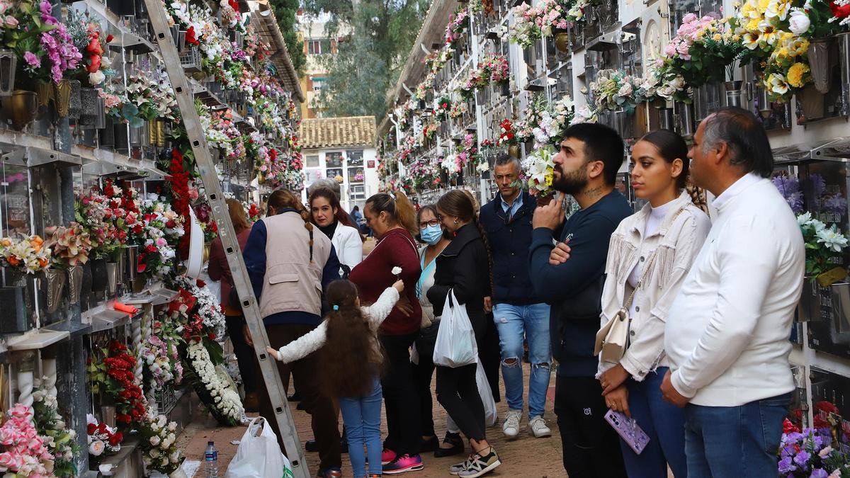 Varias personas en el cementerio de San Rafael.