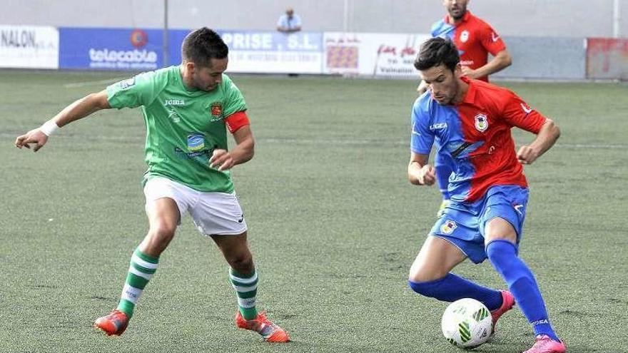 Damián controla el balón ante el llanisco Dani.