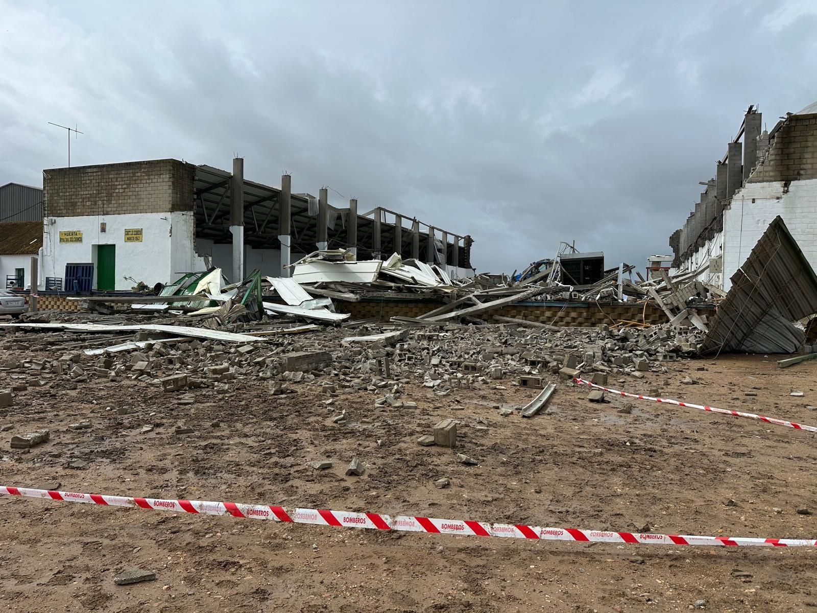 Fotogalería | Derrumbe de una nave agrícola en Coria del Río