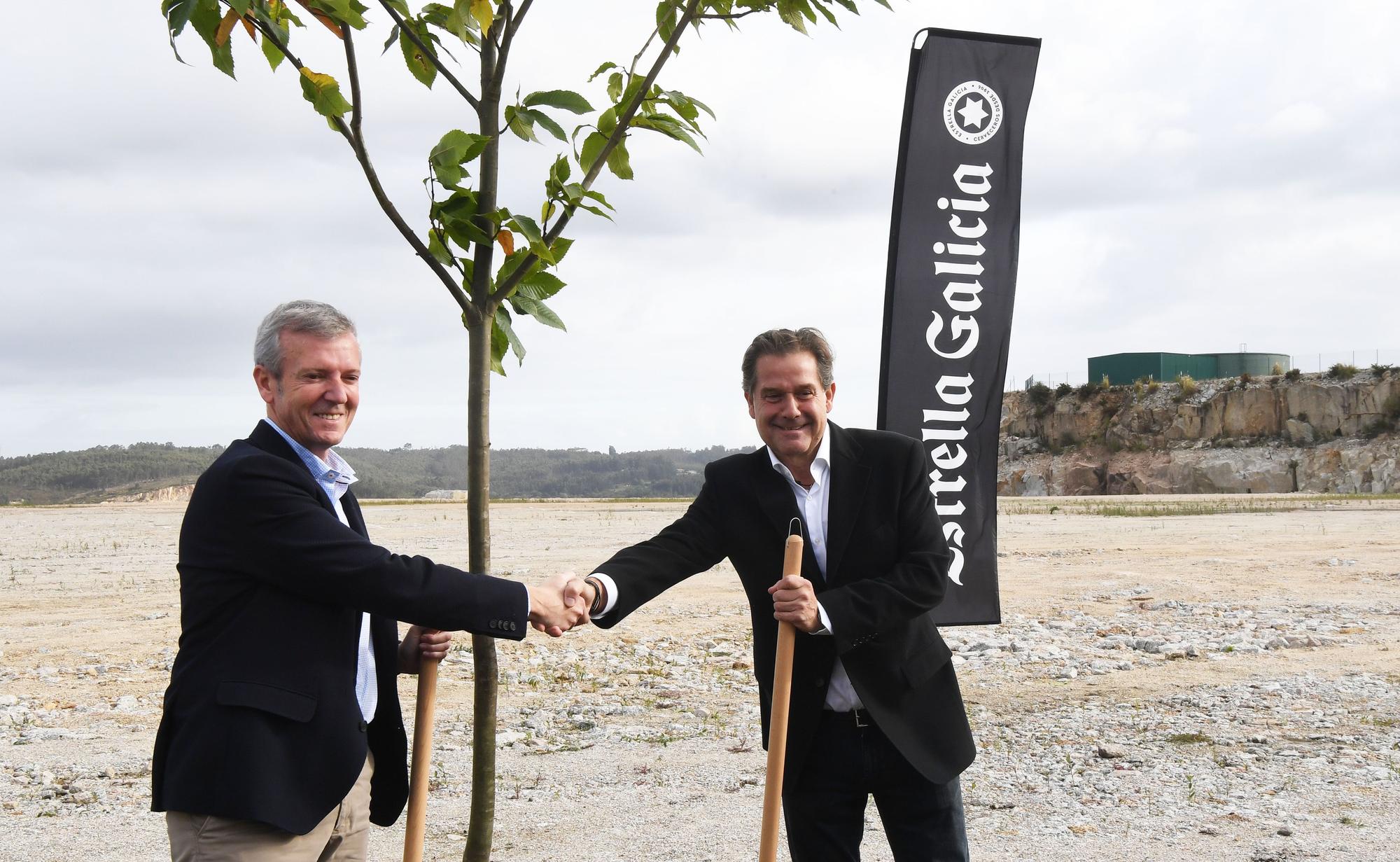 Primera piedra de la nueva fábrica de Estrella Galicia en Morás (Arteixo)