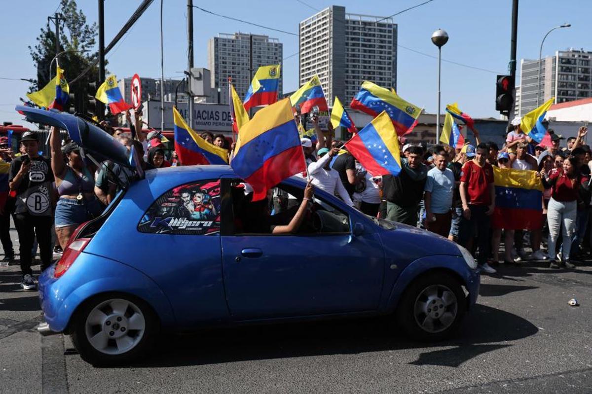 Los venezolanos residentes en Chile celebran en Santiago el 3 de enero de 2026, tras la captura del líder venezolano Nicolás Maduro por fuerzas estadounidenses, luego de un “ataque a gran escala” en Venezuela. La administración Trump declaró el 3 de diciembre que Maduro y su esposa, capturados, enfrentarán “toda la fuerza de la justicia estadounidense” por cargos de drogas y terrorismo.