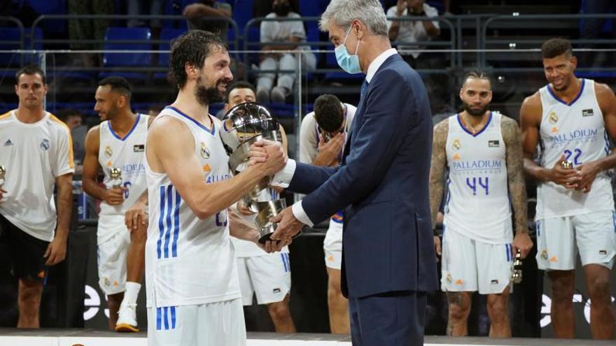 Llull recoge el título. |  // EFE