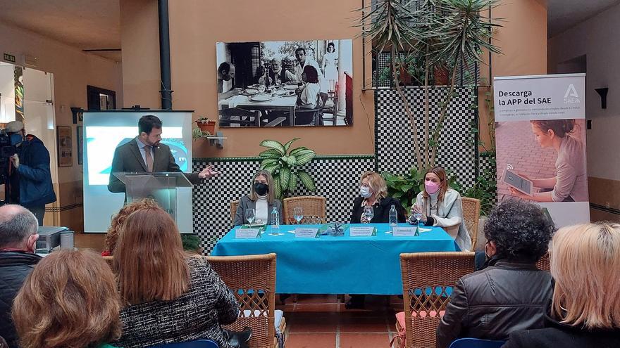 El secretario general de Ordenación de la Formación, Javier Loscertales y la delegada territorial de Empleo, Formación y Trabajo Autónomo en Málaga, Carmen Sánchez Sierra, en unas jornadas en Málaga