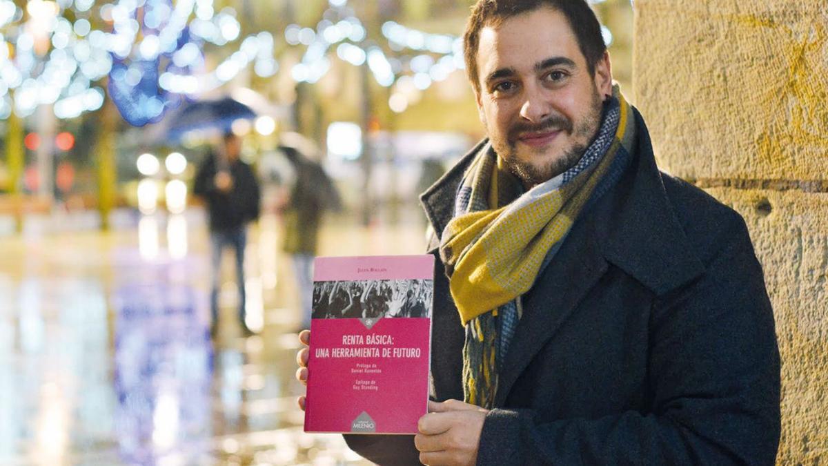 Julen Bollain, con su libro.   | // ETA KITTO